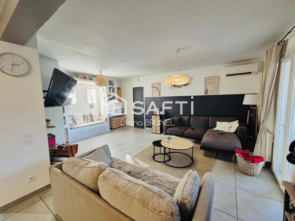 Maison avec piscine, panneaux solaires, garage