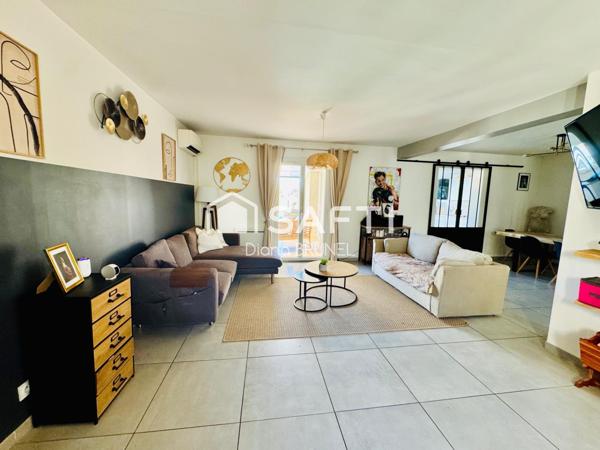 Maison avec piscine, panneaux solaires, garage