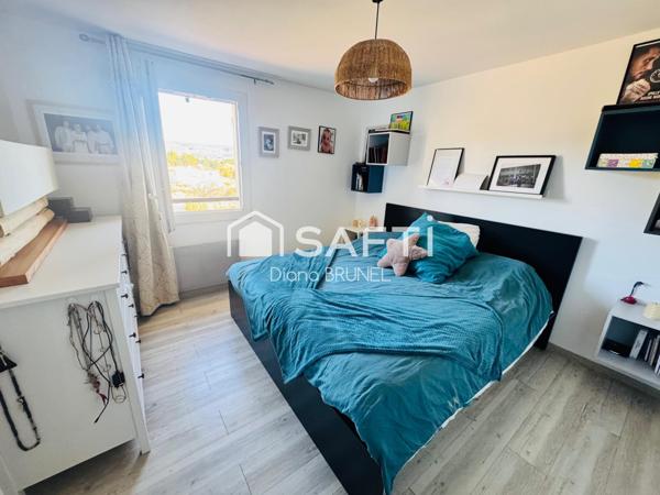 Maison avec piscine, panneaux solaires, garage