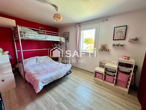 Maison avec piscine, panneaux solaires, garage