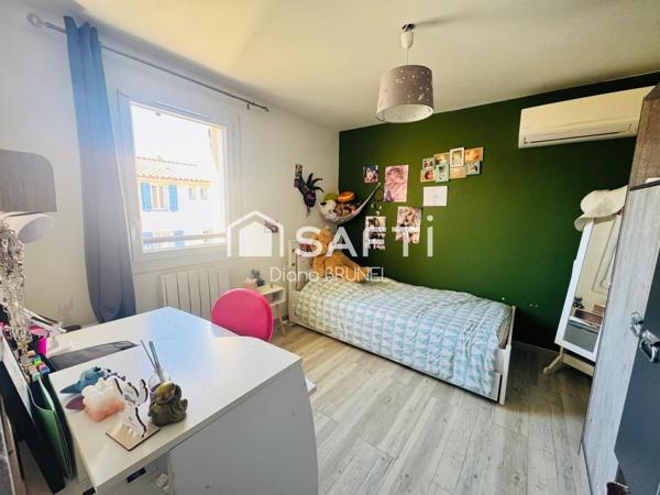 Maison avec piscine, panneaux solaires, garage