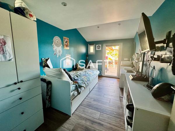 Maison avec piscine, panneaux solaires, garage