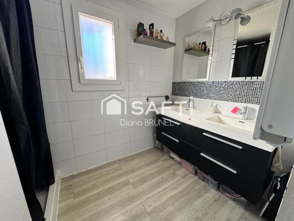 Maison avec piscine, panneaux solaires, garage