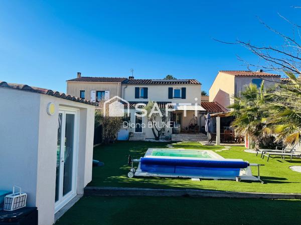 Maison avec piscine, panneaux solaires, garage