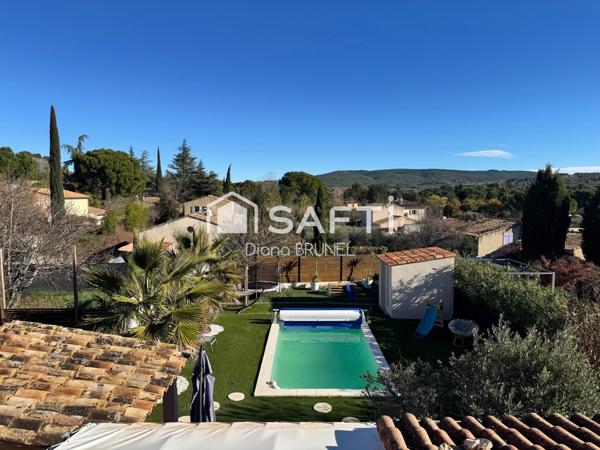 Maison avec piscine, panneaux solaires, garage