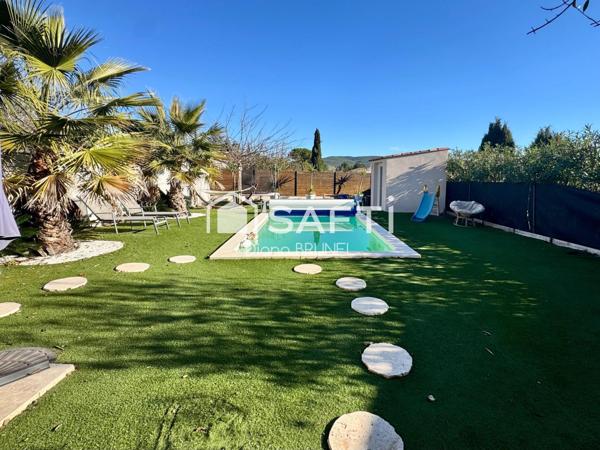 Maison avec piscine, panneaux solaires, garage