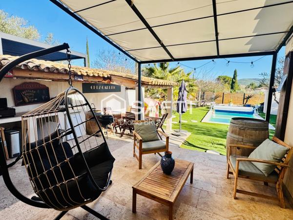 Maison avec piscine, panneaux solaires, garage