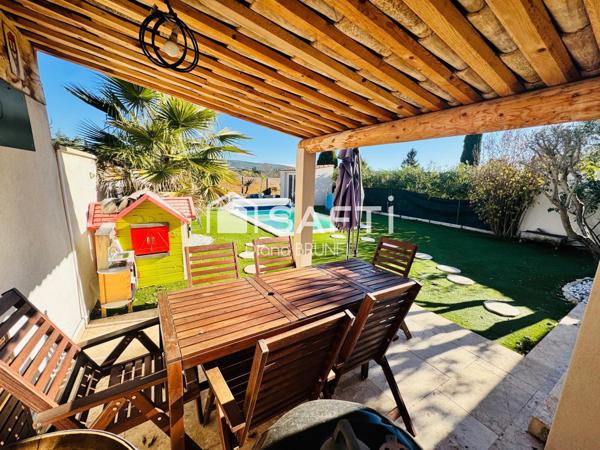 Maison avec piscine, panneaux solaires, garage