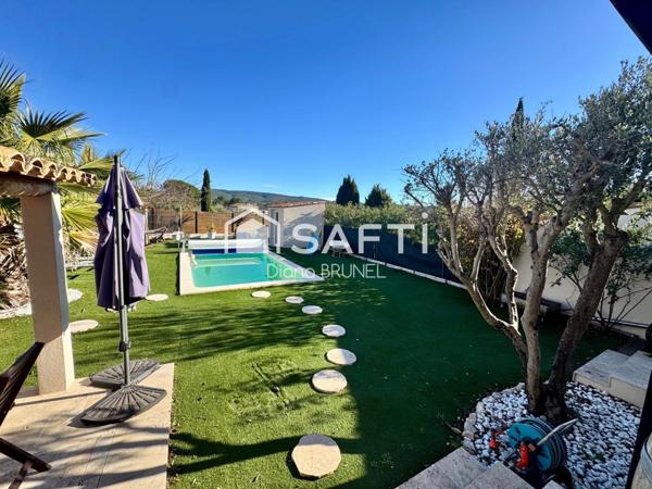 Maison avec piscine, panneaux solaires, garage