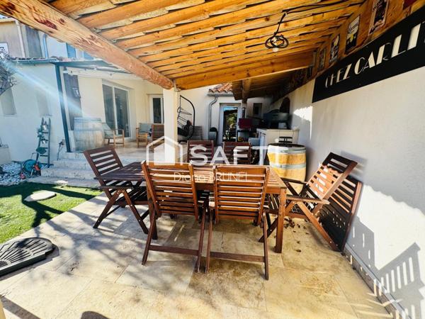 Maison avec piscine, panneaux solaires, garage