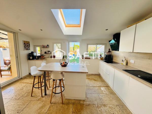 Maison avec piscine, panneaux solaires, garage