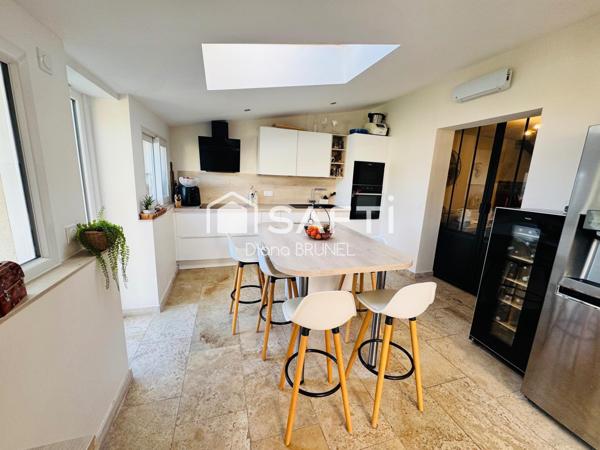 Maison avec piscine, panneaux solaires, garage