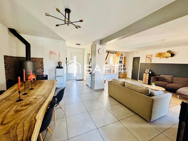 Maison avec piscine, panneaux solaires, garage