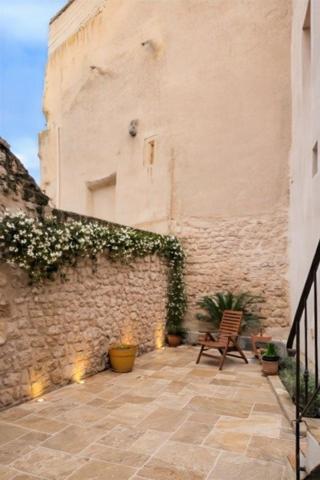 Maison de charme avec terrasse et garage à Pertuis