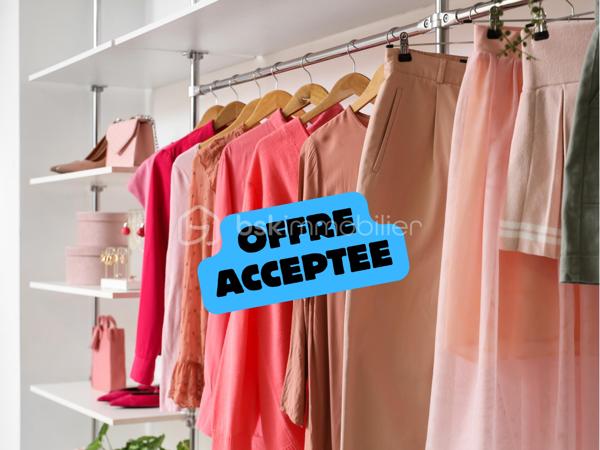 Fonds de commerce – Boutique de prêt-à-porter féminin – Romans-sur-Isère

Située en plein cœur du centre-ville de Romans-sur-Isère, cette boutique de prêt-à-porter féminin bénéficie d’un emplacement agréable et d’une clientèle fidèle.

Le local développe environ 41 m² de surface de vente ainsi que 37 m² de réserve, offrant un espace de stockage confortable et fonctionnel pour l’activité.

Le commerce est idéal pour une activité de vêtements, accessoires ou concept store féminin.

Loyer mensuel : 789 €

Prix du fonds de commerce : 30 000 €

Mobilier possible en supplément.

Belle opportunité pour une première installation ou un nouveau projet commercial au sein d’un secteur dynamique du centre-ville.