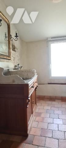 Maison ancienne rénovée en pierre en duplex d'environ 50 m² avec garage de 30 m²