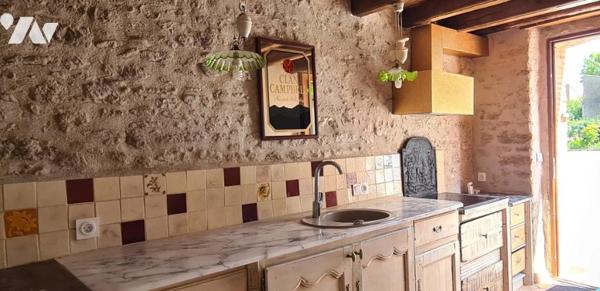 Maison ancienne rénovée en pierre en duplex d'environ 50 m² avec garage de 30 m²