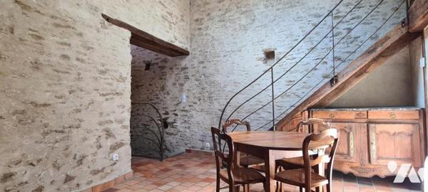 Maison ancienne rénovée en pierre en duplex d'environ 50 m² avec garage de 30 m²