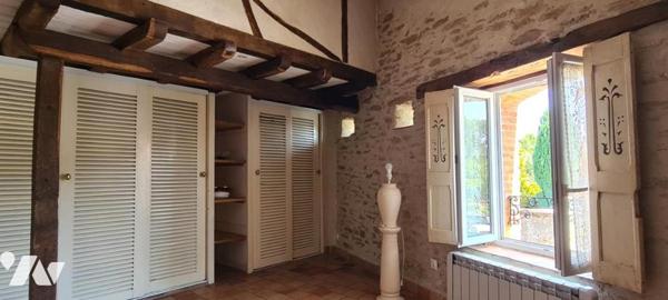 Maison ancienne rénovée en pierre en duplex d'environ 50 m² avec garage de 30 m²