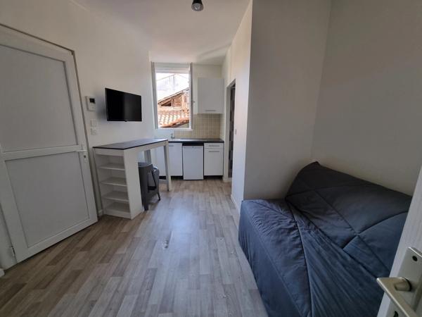Studio meublé refait à neuf, proche gare, fac, ifps, bus de ville dans un immeuble refait à neuf