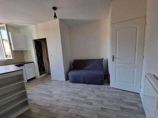 Studio meublé refait à neuf, proche gare, fac, ifps, bus de ville dans un immeuble refait à neuf