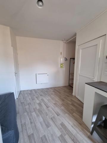 Studio meublé refait à neuf, proche gare, fac, ifps, bus de ville dans un immeuble refait à neuf