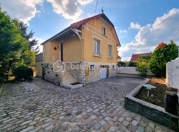 ** En EXCLUSIVITÉ ** Venez découvrir SANS TARDER cette maison surélevée d'environ 102 m² et édifiée sur un terrain de 511 m² située dans le quartier de Cœuilly, à CHAMPIGNY-SUR-MARNE.

Cette maison vous offre une entrée, une cuisine fermée, un salon-séjour lumineux donnant accès à une grande terrasse, et une salle de bains avec WC.
À l'étage, vous trouverez une pièce palière ainsi qu’une chambre avec rangements. 
Au niveau inférieur, donnant directement sur le jardin, vous découvrirez deux chambres avec un accès direct à l’extérieur, une salle d’eau d’appoint avec WC, une buanderie, un atelier et un garage.

À l'extérieur, vous profiterez également d’une terrasse, d'un jardin entièrement clos, d’un atelier, d’un abri de jardin ainsi que de plusieurs places de stationnements.

Travaux à prévoir.

Chauffage gaz de ville.

Une maison avec beaucoup de potentiel et offrant un extérieur agréable à découvrir sans tarder !
Alors, n'attendez plus, contactez-nous !

Pour plus d'information n'hésitez pas à contacter Julien et Cindy LUCIANI au 06 52 63 33 63.