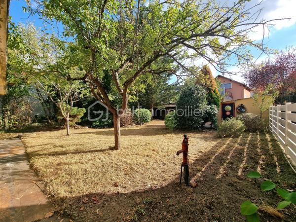 ** En EXCLUSIVITÉ ** Venez découvrir SANS TARDER cette maison surélevée d'environ 102 m² et édifiée sur un terrain de 511 m² située dans le quartier de Cœuilly, à CHAMPIGNY-SUR-MARNE.

Cette maison vous offre une entrée, une cuisine fermée, un salon-séjour lumineux donnant accès à une grande terrasse, et une salle de bains avec WC.
À l'étage, vous trouverez une pièce palière ainsi qu’une chambre avec rangements. 
Au niveau inférieur, donnant directement sur le jardin, vous découvrirez deux chambres avec un accès direct à l’extérieur, une salle d’eau d’appoint avec WC, une buanderie, un atelier et un garage.

À l'extérieur, vous profiterez également d’une terrasse, d'un jardin entièrement clos, d’un atelier, d’un abri de jardin ainsi que de plusieurs places de stationnements.

Travaux à prévoir.

Chauffage gaz de ville.

Une maison avec beaucoup de potentiel et offrant un extérieur agréable à découvrir sans tarder !
Alors, n'attendez plus, contactez-nous !

Pour plus d'information n'hésitez pas à contacter Julien et Cindy LUCIANI au 06 52 63 33 63.