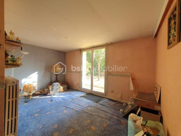 ** En EXCLUSIVITÉ ** Venez découvrir SANS TARDER cette maison surélevée d'environ 102 m² et édifiée sur un terrain de 511 m² située dans le quartier de Cœuilly, à CHAMPIGNY-SUR-MARNE.

Cette maison vous offre une entrée, une cuisine fermée, un salon-séjour lumineux donnant accès à une grande terrasse, et une salle de bains avec WC.
À l'étage, vous trouverez une pièce palière ainsi qu’une chambre avec rangements. 
Au niveau inférieur, donnant directement sur le jardin, vous découvrirez deux chambres avec un accès direct à l’extérieur, une salle d’eau d’appoint avec WC, une buanderie, un atelier et un garage.

À l'extérieur, vous profiterez également d’une terrasse, d'un jardin entièrement clos, d’un atelier, d’un abri de jardin ainsi que de plusieurs places de stationnements.

Travaux à prévoir.

Chauffage gaz de ville.

Une maison avec beaucoup de potentiel et offrant un extérieur agréable à découvrir sans tarder !
Alors, n'attendez plus, contactez-nous !

Pour plus d'information n'hésitez pas à contacter Julien et Cindy LUCIANI au 06 52 63 33 63.