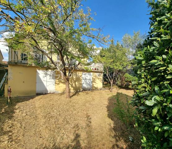 ** En EXCLUSIVITÉ ** Venez découvrir SANS TARDER cette maison surélevée d'environ 102 m² et édifiée sur un terrain de 511 m² située dans le quartier de Cœuilly, à CHAMPIGNY-SUR-MARNE.

Cette maison vous offre une entrée, une cuisine fermée, un salon-séjour lumineux donnant accès à une grande terrasse, et une salle de bains avec WC.
À l'étage, vous trouverez une pièce palière ainsi qu’une chambre avec rangements. 
Au niveau inférieur, donnant directement sur le jardin, vous découvrirez deux chambres avec un accès direct à l’extérieur, une salle d’eau d’appoint avec WC, une buanderie, un atelier et un garage.

À l'extérieur, vous profiterez également d’une terrasse, d'un jardin entièrement clos, d’un atelier, d’un abri de jardin ainsi que de plusieurs places de stationnements.

Travaux à prévoir.

Chauffage gaz de ville.

Une maison avec beaucoup de potentiel et offrant un extérieur agréable à découvrir sans tarder !
Alors, n'attendez plus, contactez-nous !

Pour plus d'information n'hésitez pas à contacter Julien et Cindy LUCIANI au 06 52 63 33 63.