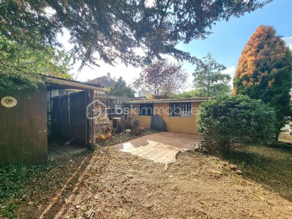 ** En EXCLUSIVITÉ ** Venez découvrir SANS TARDER cette maison surélevée d'environ 102 m² et édifiée sur un terrain de 511 m² située dans le quartier de Cœuilly, à CHAMPIGNY-SUR-MARNE.

Cette maison vous offre une entrée, une cuisine fermée, un salon-séjour lumineux donnant accès à une grande terrasse, et une salle de bains avec WC.
À l'étage, vous trouverez une pièce palière ainsi qu’une chambre avec rangements. 
Au niveau inférieur, donnant directement sur le jardin, vous découvrirez deux chambres avec un accès direct à l’extérieur, une salle d’eau d’appoint avec WC, une buanderie, un atelier et un garage.

À l'extérieur, vous profiterez également d’une terrasse, d'un jardin entièrement clos, d’un atelier, d’un abri de jardin ainsi que de plusieurs places de stationnements.

Travaux à prévoir.

Chauffage gaz de ville.

Une maison avec beaucoup de potentiel et offrant un extérieur agréable à découvrir sans tarder !
Alors, n'attendez plus, contactez-nous !

Pour plus d'information n'hésitez pas à contacter Julien et Cindy LUCIANI au 06 52 63 33 63.