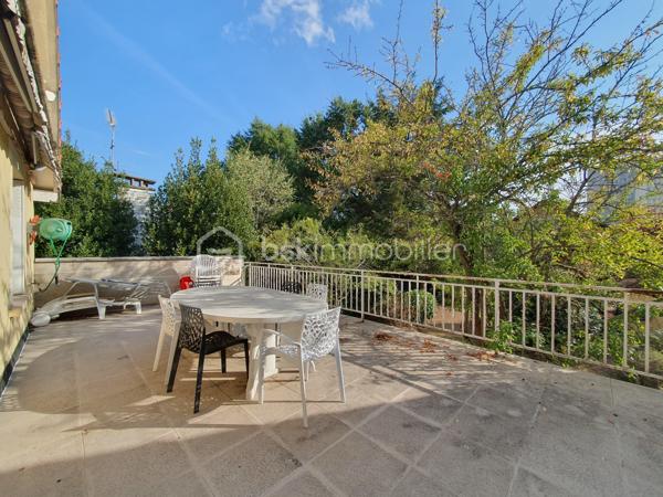 ** En EXCLUSIVITÉ ** Venez découvrir SANS TARDER cette maison surélevée d'environ 102 m² et édifiée sur un terrain de 511 m² située dans le quartier de Cœuilly, à CHAMPIGNY-SUR-MARNE.

Cette maison vous offre une entrée, une cuisine fermée, un salon-séjour lumineux donnant accès à une grande terrasse, et une salle de bains avec WC.
À l'étage, vous trouverez une pièce palière ainsi qu’une chambre avec rangements. 
Au niveau inférieur, donnant directement sur le jardin, vous découvrirez deux chambres avec un accès direct à l’extérieur, une salle d’eau d’appoint avec WC, une buanderie, un atelier et un garage.

À l'extérieur, vous profiterez également d’une terrasse, d'un jardin entièrement clos, d’un atelier, d’un abri de jardin ainsi que de plusieurs places de stationnements.

Travaux à prévoir.

Chauffage gaz de ville.

Une maison avec beaucoup de potentiel et offrant un extérieur agréable à découvrir sans tarder !
Alors, n'attendez plus, contactez-nous !

Pour plus d'information n'hésitez pas à contacter Julien et Cindy LUCIANI au 06 52 63 33 63.