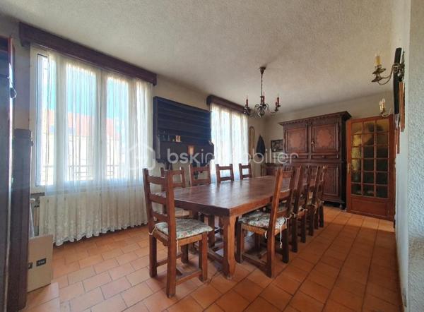 ** En EXCLUSIVITÉ ** Venez découvrir SANS TARDER cette maison surélevée d'environ 102 m² et édifiée sur un terrain de 511 m² située dans le quartier de Cœuilly, à CHAMPIGNY-SUR-MARNE.

Cette maison vous offre une entrée, une cuisine fermée, un salon-séjour lumineux donnant accès à une grande terrasse, et une salle de bains avec WC.
À l'étage, vous trouverez une pièce palière ainsi qu’une chambre avec rangements. 
Au niveau inférieur, donnant directement sur le jardin, vous découvrirez deux chambres avec un accès direct à l’extérieur, une salle d’eau d’appoint avec WC, une buanderie, un atelier et un garage.

À l'extérieur, vous profiterez également d’une terrasse, d'un jardin entièrement clos, d’un atelier, d’un abri de jardin ainsi que de plusieurs places de stationnements.

Travaux à prévoir.

Chauffage gaz de ville.

Une maison avec beaucoup de potentiel et offrant un extérieur agréable à découvrir sans tarder !
Alors, n'attendez plus, contactez-nous !

Pour plus d'information n'hésitez pas à contacter Julien et Cindy LUCIANI au 06 52 63 33 63.