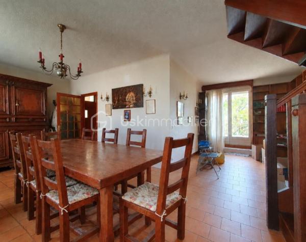 ** En EXCLUSIVITÉ ** Venez découvrir SANS TARDER cette maison surélevée d'environ 102 m² et édifiée sur un terrain de 511 m² située dans le quartier de Cœuilly, à CHAMPIGNY-SUR-MARNE.

Cette maison vous offre une entrée, une cuisine fermée, un salon-séjour lumineux donnant accès à une grande terrasse, et une salle de bains avec WC.
À l'étage, vous trouverez une pièce palière ainsi qu’une chambre avec rangements. 
Au niveau inférieur, donnant directement sur le jardin, vous découvrirez deux chambres avec un accès direct à l’extérieur, une salle d’eau d’appoint avec WC, une buanderie, un atelier et un garage.

À l'extérieur, vous profiterez également d’une terrasse, d'un jardin entièrement clos, d’un atelier, d’un abri de jardin ainsi que de plusieurs places de stationnements.

Travaux à prévoir.

Chauffage gaz de ville.

Une maison avec beaucoup de potentiel et offrant un extérieur agréable à découvrir sans tarder !
Alors, n'attendez plus, contactez-nous !

Pour plus d'information n'hésitez pas à contacter Julien et Cindy LUCIANI au 06 52 63 33 63.