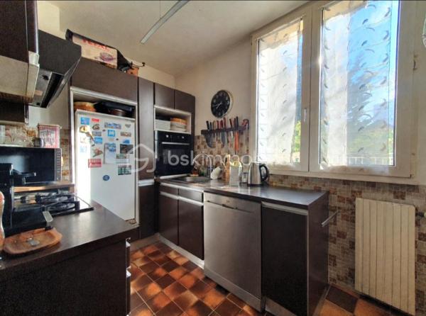 ** En EXCLUSIVITÉ ** Venez découvrir SANS TARDER cette maison surélevée d'environ 102 m² et édifiée sur un terrain de 511 m² située dans le quartier de Cœuilly, à CHAMPIGNY-SUR-MARNE.

Cette maison vous offre une entrée, une cuisine fermée, un salon-séjour lumineux donnant accès à une grande terrasse, et une salle de bains avec WC.
À l'étage, vous trouverez une pièce palière ainsi qu’une chambre avec rangements. 
Au niveau inférieur, donnant directement sur le jardin, vous découvrirez deux chambres avec un accès direct à l’extérieur, une salle d’eau d’appoint avec WC, une buanderie, un atelier et un garage.

À l'extérieur, vous profiterez également d’une terrasse, d'un jardin entièrement clos, d’un atelier, d’un abri de jardin ainsi que de plusieurs places de stationnements.

Travaux à prévoir.

Chauffage gaz de ville.

Une maison avec beaucoup de potentiel et offrant un extérieur agréable à découvrir sans tarder !
Alors, n'attendez plus, contactez-nous !

Pour plus d'information n'hésitez pas à contacter Julien et Cindy LUCIANI au 06 52 63 33 63.