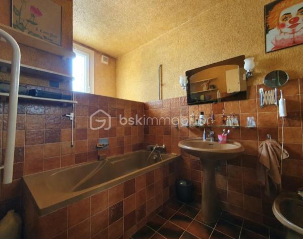 ** En EXCLUSIVITÉ ** Venez découvrir SANS TARDER cette maison surélevée d'environ 102 m² et édifiée sur un terrain de 511 m² située dans le quartier de Cœuilly, à CHAMPIGNY-SUR-MARNE.

Cette maison vous offre une entrée, une cuisine fermée, un salon-séjour lumineux donnant accès à une grande terrasse, et une salle de bains avec WC.
À l'étage, vous trouverez une pièce palière ainsi qu’une chambre avec rangements. 
Au niveau inférieur, donnant directement sur le jardin, vous découvrirez deux chambres avec un accès direct à l’extérieur, une salle d’eau d’appoint avec WC, une buanderie, un atelier et un garage.

À l'extérieur, vous profiterez également d’une terrasse, d'un jardin entièrement clos, d’un atelier, d’un abri de jardin ainsi que de plusieurs places de stationnements.

Travaux à prévoir.

Chauffage gaz de ville.

Une maison avec beaucoup de potentiel et offrant un extérieur agréable à découvrir sans tarder !
Alors, n'attendez plus, contactez-nous !

Pour plus d'information n'hésitez pas à contacter Julien et Cindy LUCIANI au 06 52 63 33 63.