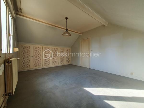 ** En EXCLUSIVITÉ ** Venez découvrir SANS TARDER cette maison surélevée d'environ 102 m² et édifiée sur un terrain de 511 m² située dans le quartier de Cœuilly, à CHAMPIGNY-SUR-MARNE.

Cette maison vous offre une entrée, une cuisine fermée, un salon-séjour lumineux donnant accès à une grande terrasse, et une salle de bains avec WC.
À l'étage, vous trouverez une pièce palière ainsi qu’une chambre avec rangements. 
Au niveau inférieur, donnant directement sur le jardin, vous découvrirez deux chambres avec un accès direct à l’extérieur, une salle d’eau d’appoint avec WC, une buanderie, un atelier et un garage.

À l'extérieur, vous profiterez également d’une terrasse, d'un jardin entièrement clos, d’un atelier, d’un abri de jardin ainsi que de plusieurs places de stationnements.

Travaux à prévoir.

Chauffage gaz de ville.

Une maison avec beaucoup de potentiel et offrant un extérieur agréable à découvrir sans tarder !
Alors, n'attendez plus, contactez-nous !

Pour plus d'information n'hésitez pas à contacter Julien et Cindy LUCIANI au 06 52 63 33 63.