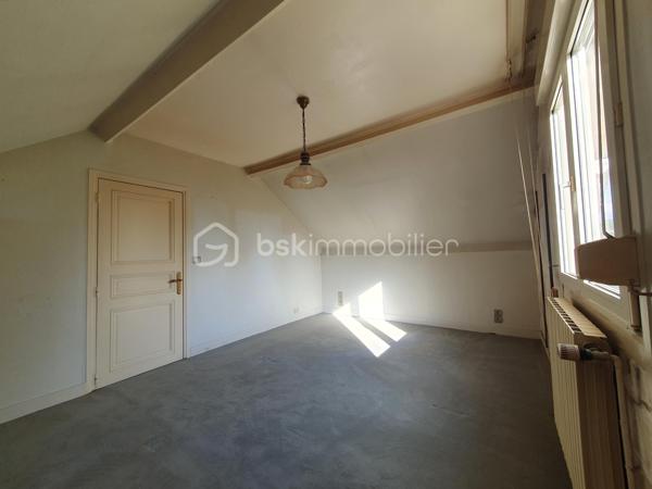 ** En EXCLUSIVITÉ ** Venez découvrir SANS TARDER cette maison surélevée d'environ 102 m² et édifiée sur un terrain de 511 m² située dans le quartier de Cœuilly, à CHAMPIGNY-SUR-MARNE.

Cette maison vous offre une entrée, une cuisine fermée, un salon-séjour lumineux donnant accès à une grande terrasse, et une salle de bains avec WC.
À l'étage, vous trouverez une pièce palière ainsi qu’une chambre avec rangements. 
Au niveau inférieur, donnant directement sur le jardin, vous découvrirez deux chambres avec un accès direct à l’extérieur, une salle d’eau d’appoint avec WC, une buanderie, un atelier et un garage.

À l'extérieur, vous profiterez également d’une terrasse, d'un jardin entièrement clos, d’un atelier, d’un abri de jardin ainsi que de plusieurs places de stationnements.

Travaux à prévoir.

Chauffage gaz de ville.

Une maison avec beaucoup de potentiel et offrant un extérieur agréable à découvrir sans tarder !
Alors, n'attendez plus, contactez-nous !

Pour plus d'information n'hésitez pas à contacter Julien et Cindy LUCIANI au 06 52 63 33 63.