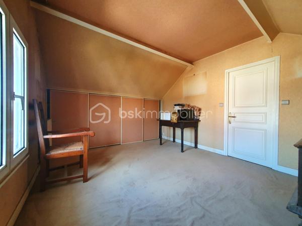 ** En EXCLUSIVITÉ ** Venez découvrir SANS TARDER cette maison surélevée d'environ 102 m² et édifiée sur un terrain de 511 m² située dans le quartier de Cœuilly, à CHAMPIGNY-SUR-MARNE.

Cette maison vous offre une entrée, une cuisine fermée, un salon-séjour lumineux donnant accès à une grande terrasse, et une salle de bains avec WC.
À l'étage, vous trouverez une pièce palière ainsi qu’une chambre avec rangements. 
Au niveau inférieur, donnant directement sur le jardin, vous découvrirez deux chambres avec un accès direct à l’extérieur, une salle d’eau d’appoint avec WC, une buanderie, un atelier et un garage.

À l'extérieur, vous profiterez également d’une terrasse, d'un jardin entièrement clos, d’un atelier, d’un abri de jardin ainsi que de plusieurs places de stationnements.

Travaux à prévoir.

Chauffage gaz de ville.

Une maison avec beaucoup de potentiel et offrant un extérieur agréable à découvrir sans tarder !
Alors, n'attendez plus, contactez-nous !

Pour plus d'information n'hésitez pas à contacter Julien et Cindy LUCIANI au 06 52 63 33 63.
