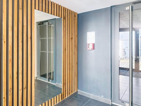 Appartement
         2 pièces
        - 44 m² 205 000 € *