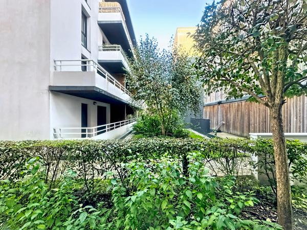 Appartement
         2 pièces
        - 44 m² 205 000 € *