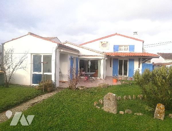 Jolie maison des années 80 sur deux niveaux en bon état d'entretien avec garage et jardin d'agrément