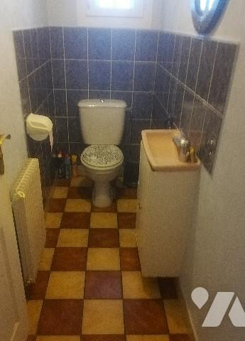 Jolie maison des années 80 sur deux niveaux en bon état d'entretien avec garage et jardin d'agrément