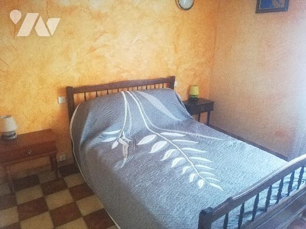 Jolie maison des années 80 sur deux niveaux en bon état d'entretien avec garage et jardin d'agrément