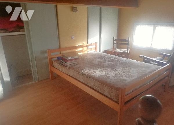 Jolie maison des années 80 sur deux niveaux en bon état d'entretien avec garage et jardin d'agrément