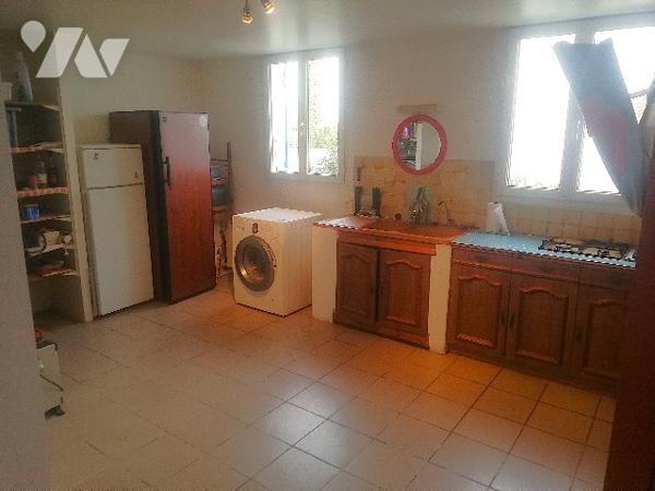 Jolie maison des années 80 sur deux niveaux en bon état d'entretien avec garage et jardin d'agrément