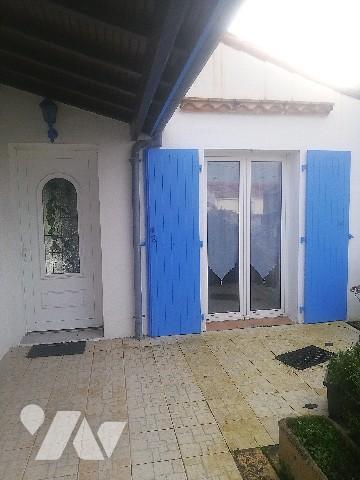 Jolie maison des années 80 sur deux niveaux en bon état d'entretien avec garage et jardin d'agrément