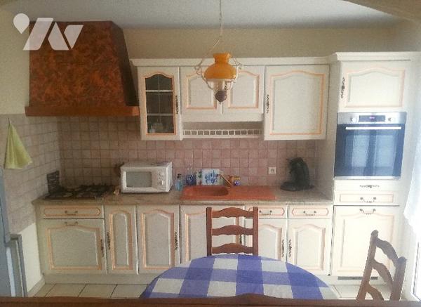 Jolie maison des années 80 sur deux niveaux en bon état d'entretien avec garage et jardin d'agrément