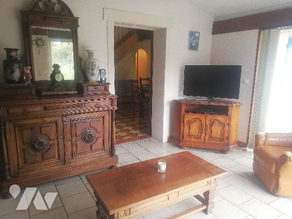 Jolie maison des années 80 sur deux niveaux en bon état d'entretien avec garage et jardin d'agrément