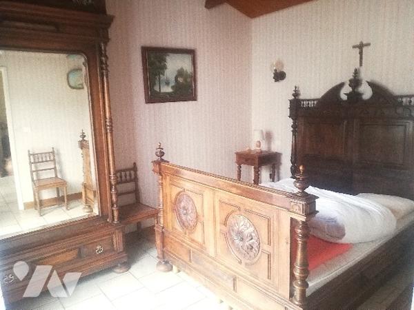 Jolie maison des années 80 sur deux niveaux en bon état d'entretien avec garage et jardin d'agrément